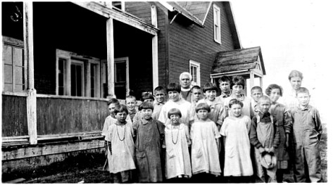 a+group+of+children+moose+Factory(600)